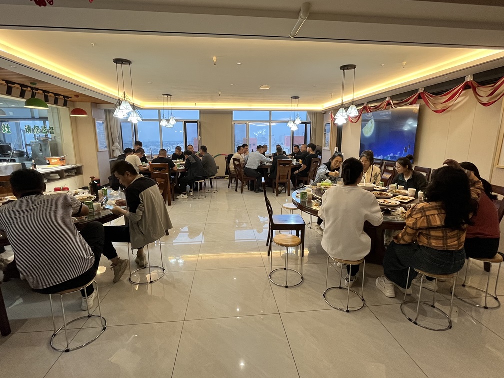 “中秋佳節(jié)，情滿人間”